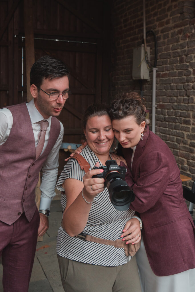 Bieyounique aan het werk: bruidspaar een zojuist gemaakte foto laten zien