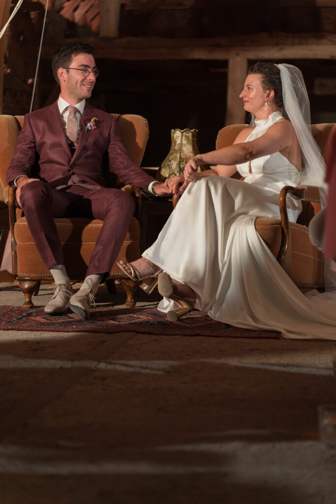 Liefdevolle blikken tussen het bruidspaar tijdens de ceremonie
