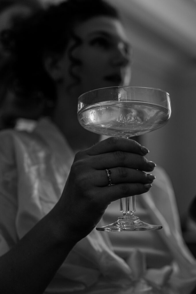 Editorial style bruid met champagneglas close-up