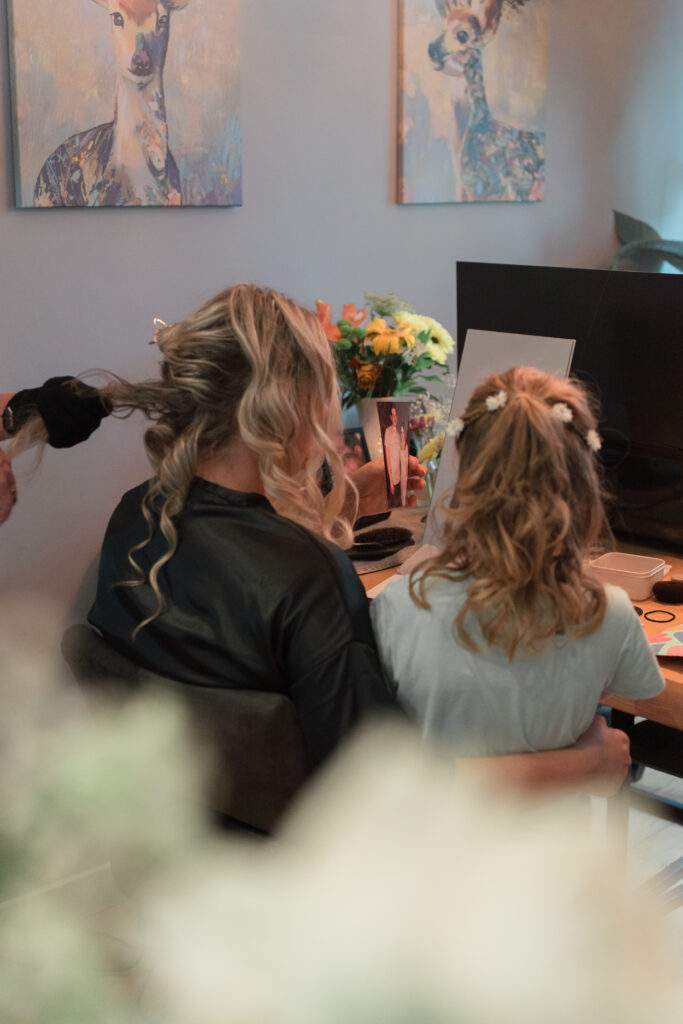 Bruid en dochter die zich klaarmaken voor de bruiloft in Venlo