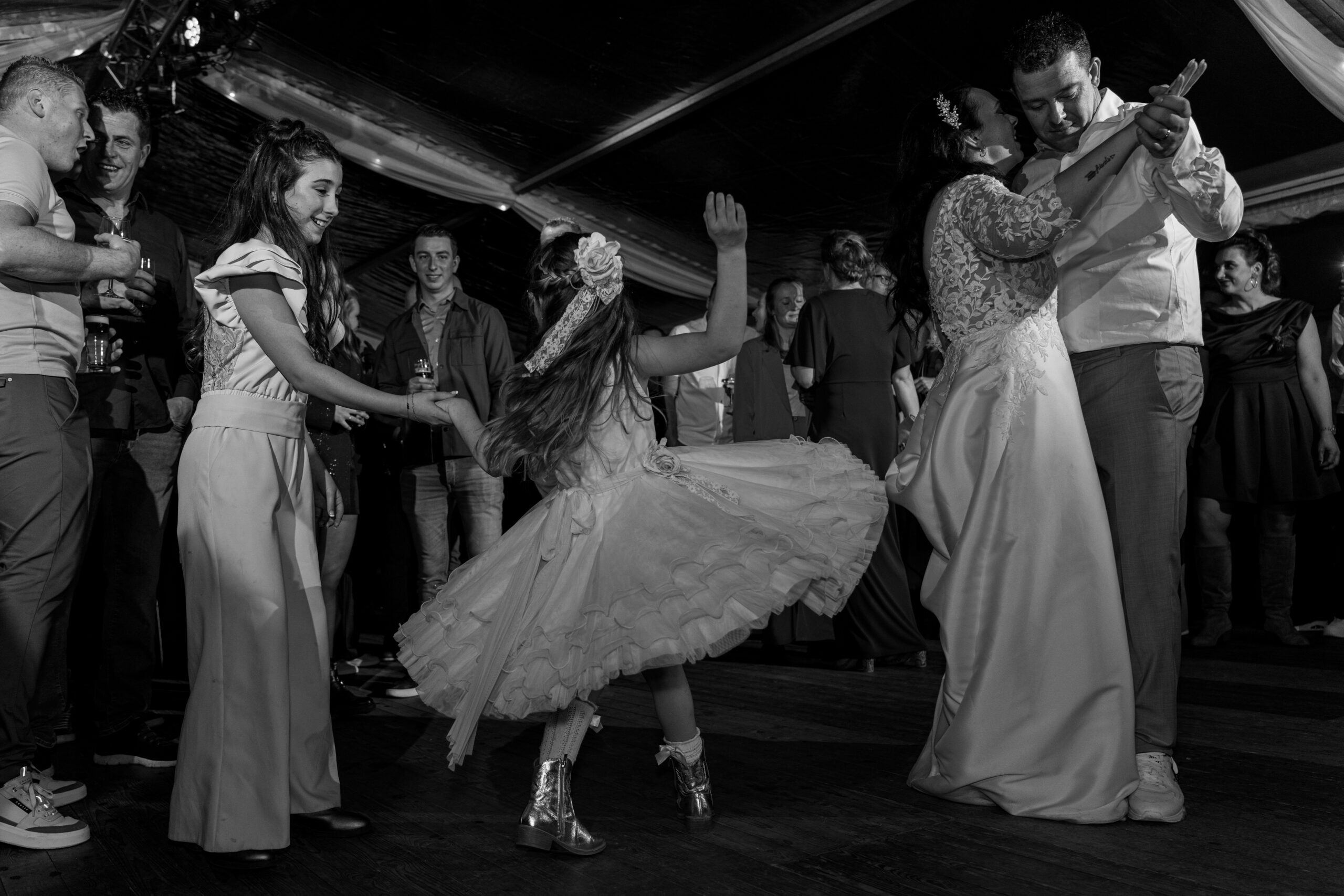 Trouwfoto van dansend bruidspaar tijdens het feest