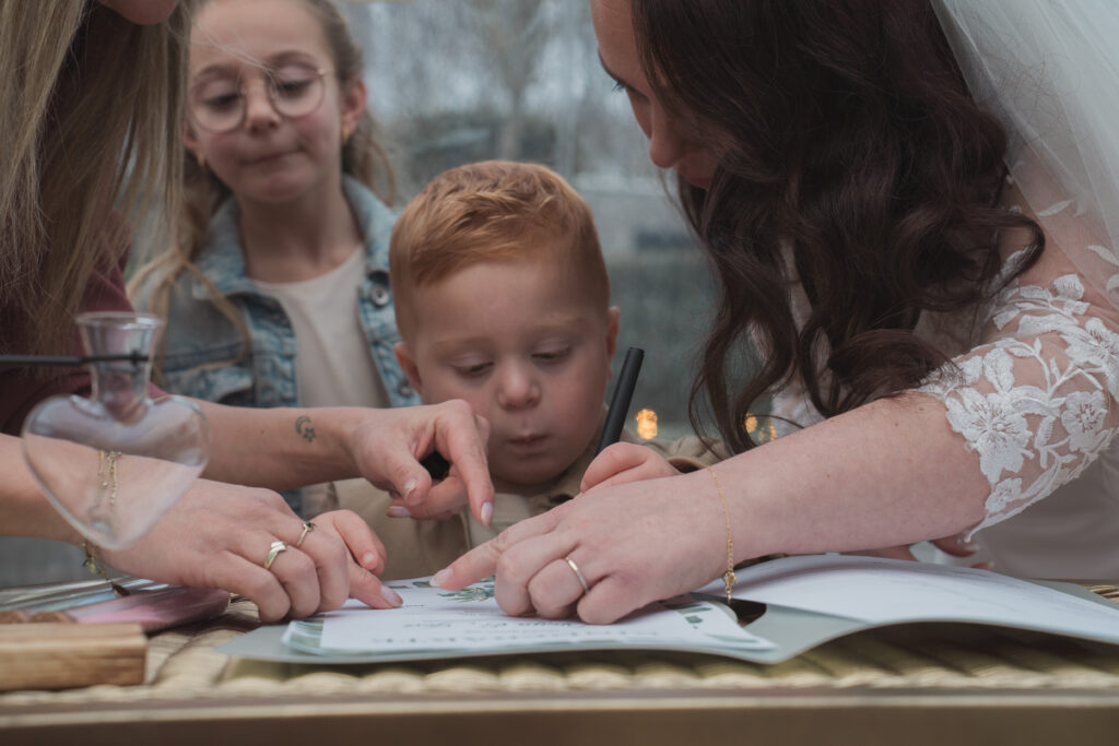 Kinderakte tekenen tijdens bruiloft in Venlo
