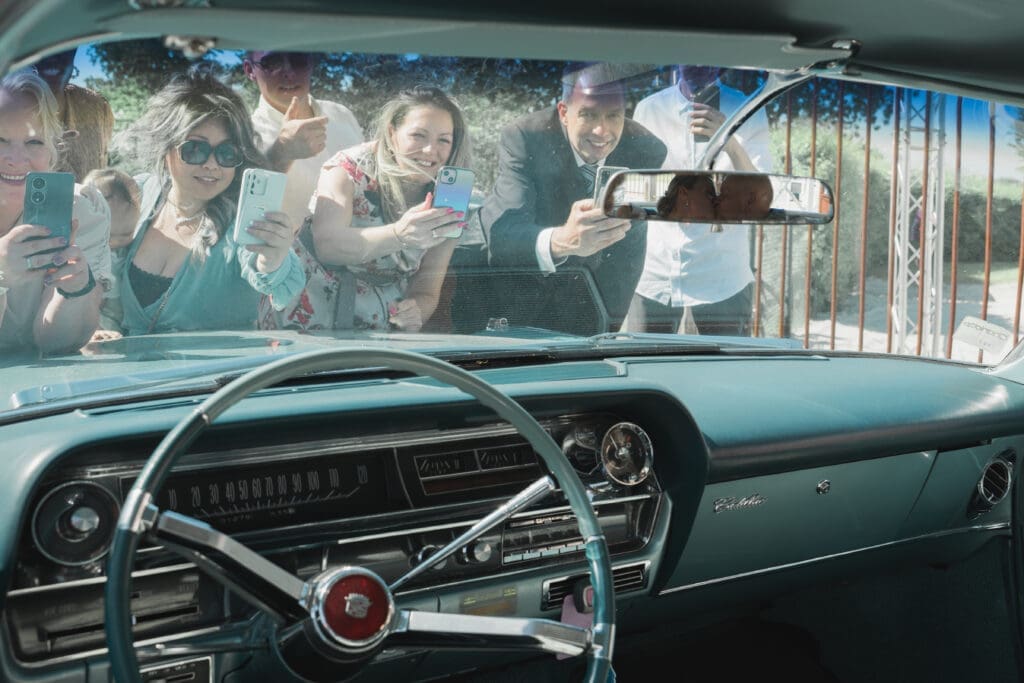 Creatieve trouwfotografie met trouwauto